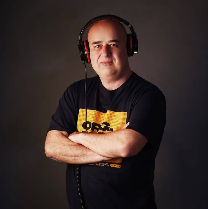 DJ Marek se sluchátky
